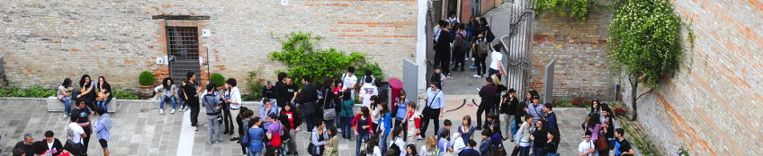 Studenti all'ingresso di Ca' Foscari