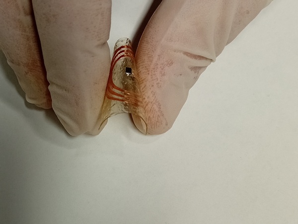 Mano con guanto e patch piegato