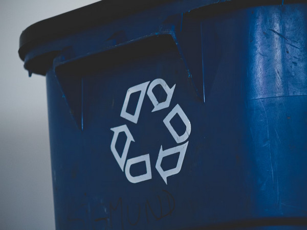 bidone con simbolo riciclo