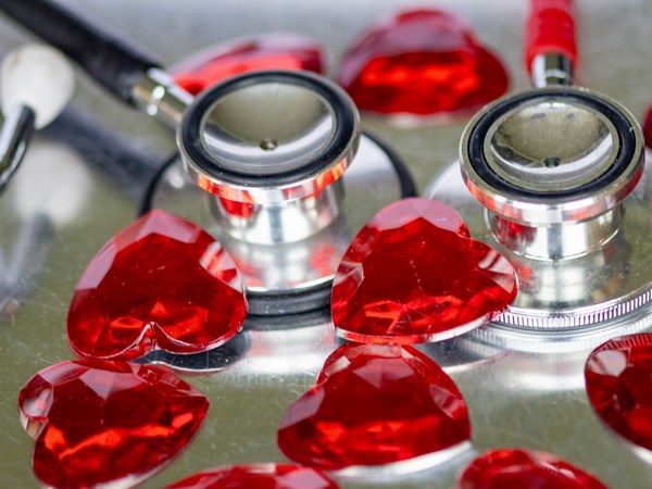 Stetoscopi e cuoricini di plastica